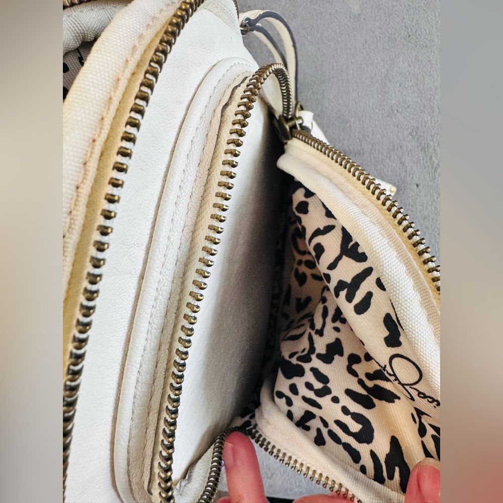 🪴Jessica Simpson White Faux Leather Sling Crossbody Bag with Patterned Strap EUC - Picture 5 of 6